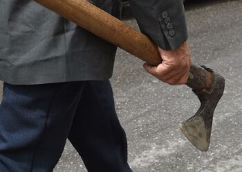 Түркістанда әлеуметтік желіде пікір жазған Исламбекті балталап кеткен (видео)