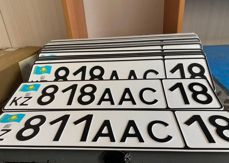 Абай облысында көлік иелеріне жаңа мемлекеттік нөмірлер беріле бастады