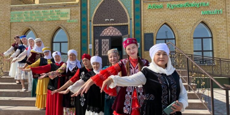 ҚАЗАҚ АНАЛАРЫ – ДӘСТҮРГЕ ЖОЛ