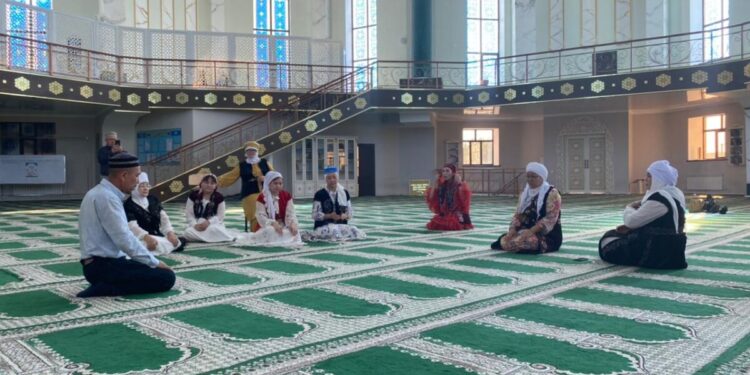 ҚАЗАҚ АНАЛАРЫ – ДӘСТҮРГЕ ЖОЛ