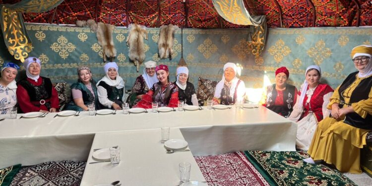 ҚАЗАҚ АНАЛАРЫ – ДӘСТҮРГЕ ЖОЛ