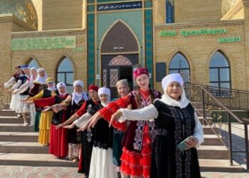 АНАЛАР ШЕРУІ: ҰЛТТЫҚ КИІМ ҮЛГІЛЕРІН ҰЛЫҚТАУДА