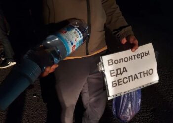 «Қазағымызды жарылқап алайық»: Елімізге ағылған ресейліктерге жан ұшыра көмектескен қазақстандықтардың әрекеті қызу талқыға түсті