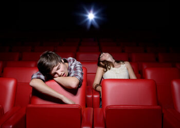 Кинотеатр директоры Ресейден қашқандарды кино залына түнеуге шақырды