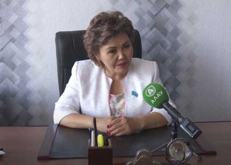 «Басыңды унитазға жарамын» деп мектеп директоры оқушыны қорқытқан