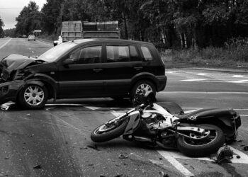 ШҚО-да жеңіл көлікке соғылған мотоцикл жүргізушісі мерт болды