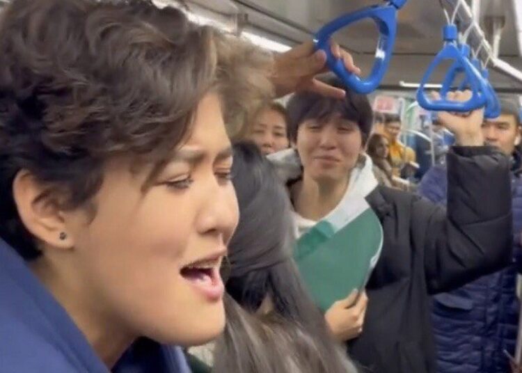 «Дудар-айым, дудым!»: Жастар метрода халық әнін шырқады