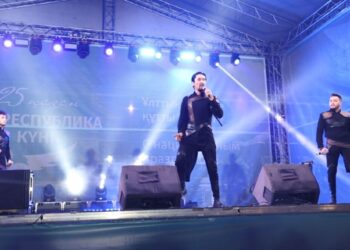 Орталық алаңда эстрада жұлдыздары ән шырқады