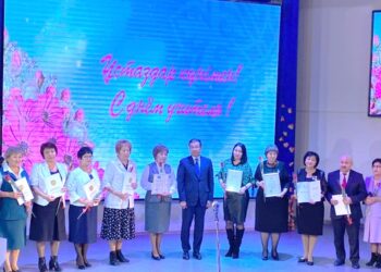 ҰСТАЗДАР ҚҰРМЕТКЕ БӨЛЕНДІ