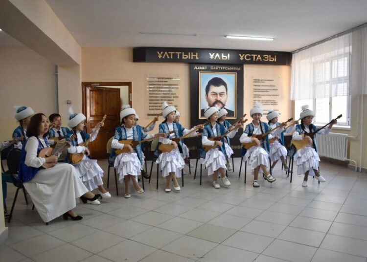 ҰЛТ ҰСТАЗЫНА ТАҒЗЫМ