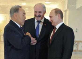 «Үшеуміз»: Назарбаев Лукашенкоға Путинмен түскен суреті бар альбом сыйлады