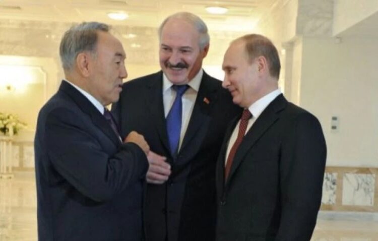 «Үшеуміз»: Назарбаев Лукашенкоға Путинмен түскен суреті бар альбом сыйлады