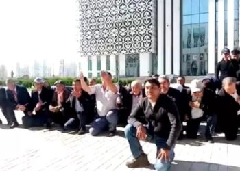 «Уа, хан ием!» Түркістандық шаруалар облыс әкіміне тізерлеп отырып, көмек сұрады