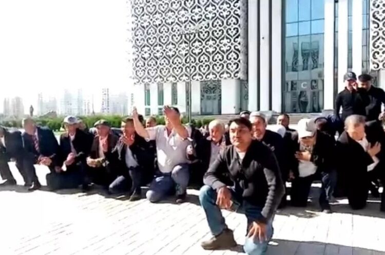 «Уа, хан ием!» Түркістандық шаруалар облыс әкіміне тізерлеп отырып, көмек сұрады