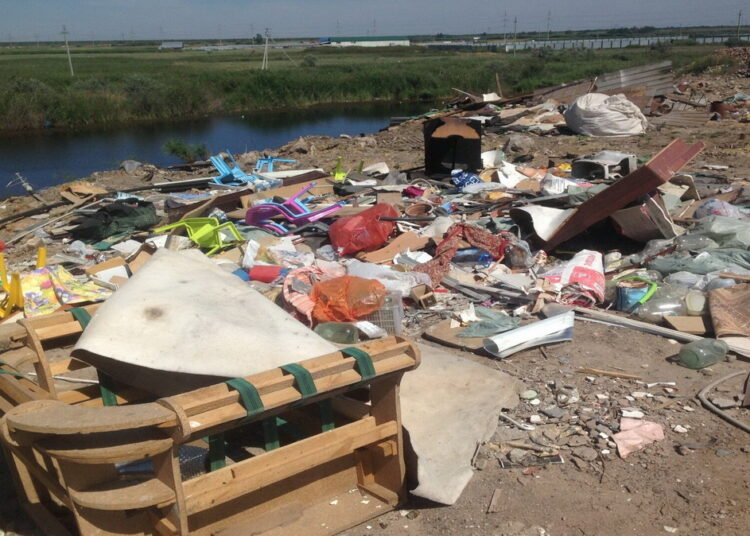 Қоқыстан табылған 5 жастағы қыздың анасы мен нағашы ағасы сот алдында жауап берді