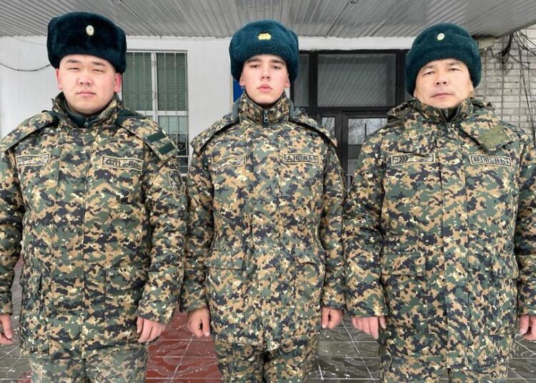 Ұлттық ұлан сарбаздары жолдың бойында есінен танып қалған жүкті әйелді құтқарды