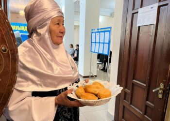 Сайлау учаскесінде әжелер бауырсақ таратты