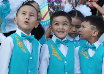 Қазақстанда әлеуметтік жағдайы төмен отбасыларға мектеп формасын сатып алуға кепілхат беріледі