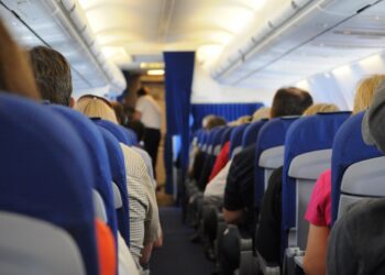 Жолаушылар ұшақта жиі жылайды: Мамандар мұның сырын ашты