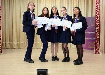 СЕМЕЙЛІК ЗИЯТКЕР ҚЫЗДАРДЫҢ БАЯНДАМАЛАРЫ ҮЗДІК ДЕП ТАНЫЛДЫ