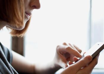 “Ұялы телефонның ішіндегі барлық жазбаларды өшіріп тастаған”: 16 жастағы бойжеткеннің құпия өлімі туралы анасы айтты