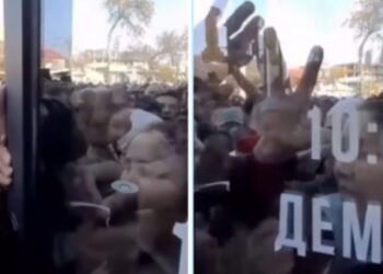 Шымкентте арзан киімге таласқандар бір-бірін таптап кете жаздады (видео)