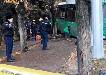 Алматыда екі жолаушылар автобусы соқтығысып, бір адам көз жұмды (видео)