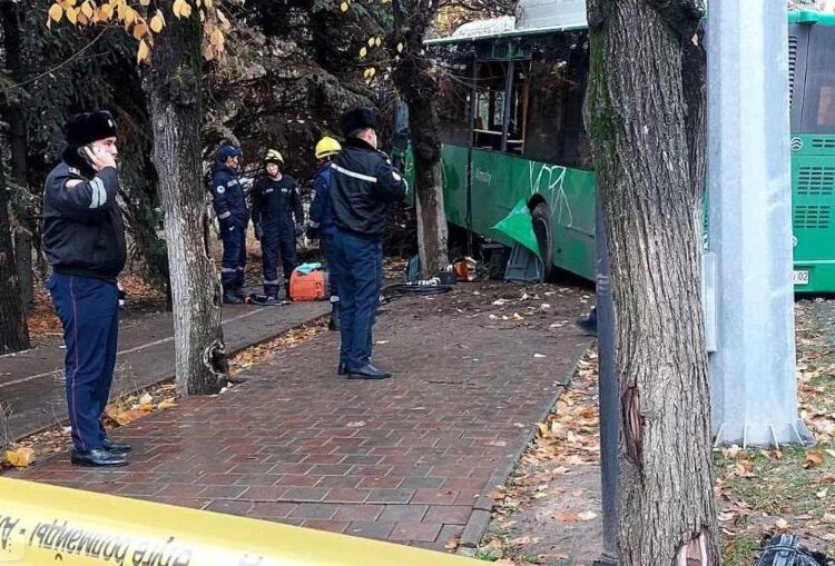 Алматыда екі жолаушылар автобусы соқтығысып, бір адам көз жұмды (видео)