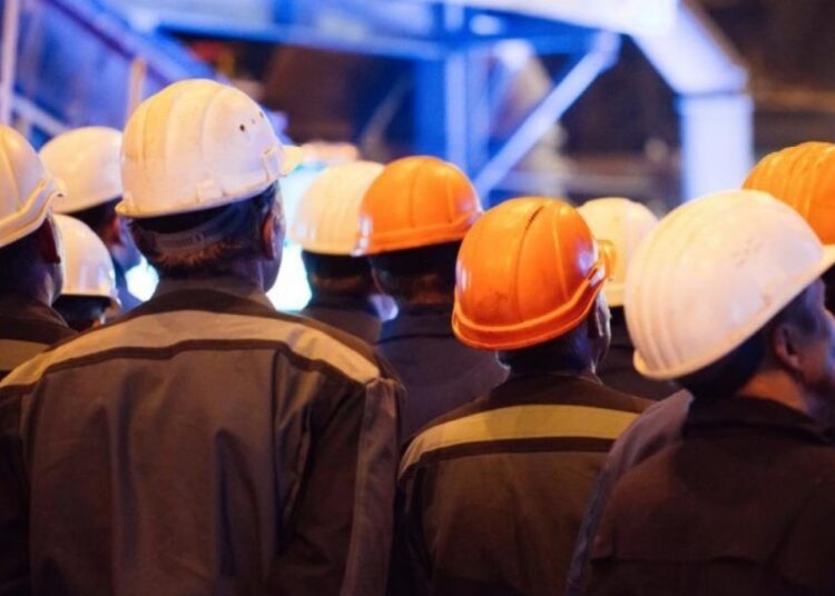 Мейрам Қажыкен Семейдегі зауыт жұмысшыларымен кездесті