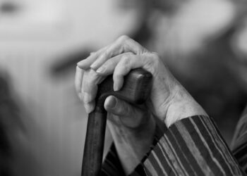 Ақтөбелік зейнеткер үш айдан бері өзінің тірі адам екенін дәлелдей алмай жүр