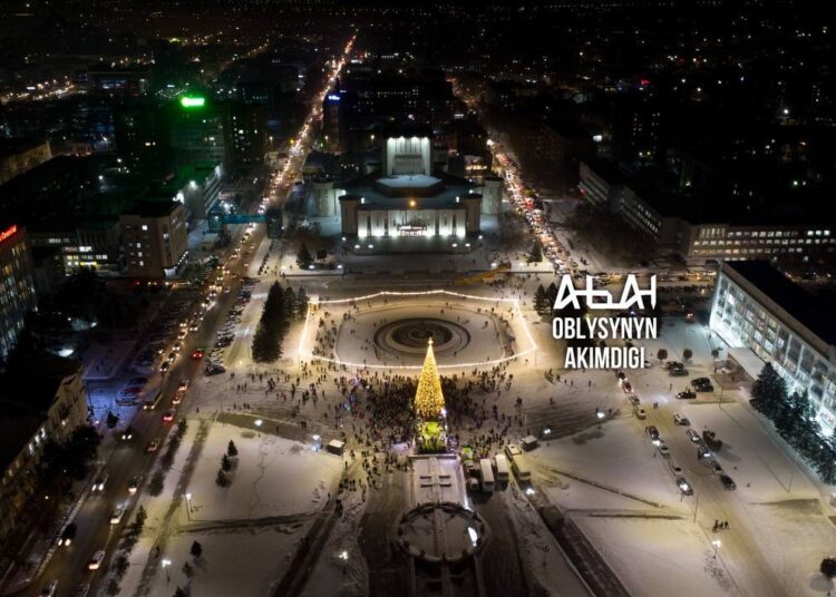 Семейде жаңажылдық бас шыршаның шамдары жанды