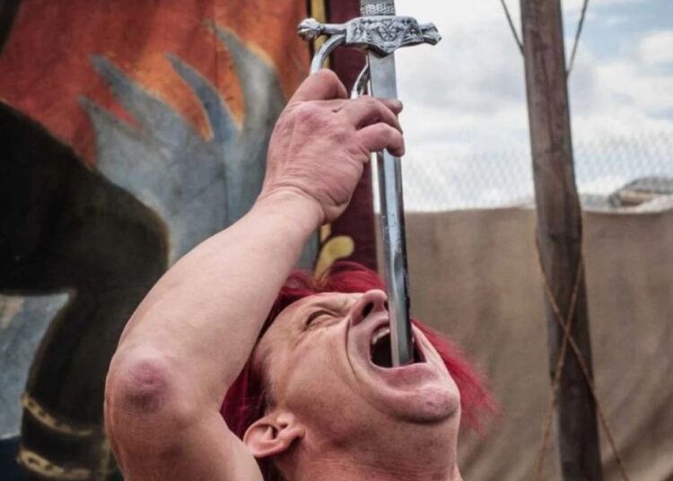 Атақты қылыш жұтушының ішін семсер тесіп, өкпесінің жарты бөлігінен айырылды