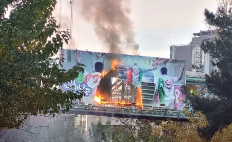 Иран жұрты елінің футбол құрамасы жеңіліп қалғанын тойлады