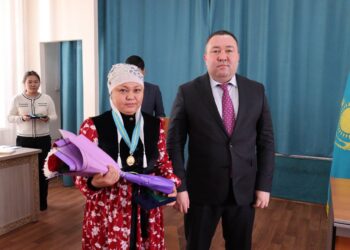 Бүгін қала әкімі көпбалалы аналарға алтын және күміс алқаларын табыстады