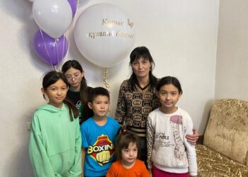 БЕС БАЛАЛЫ АНАҒА БАСПАНА СЫЙЛАДЫ