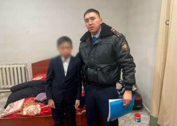 Семейде полицейлер жоғалған жасөспірімді тауып, туыстарына тапсырды