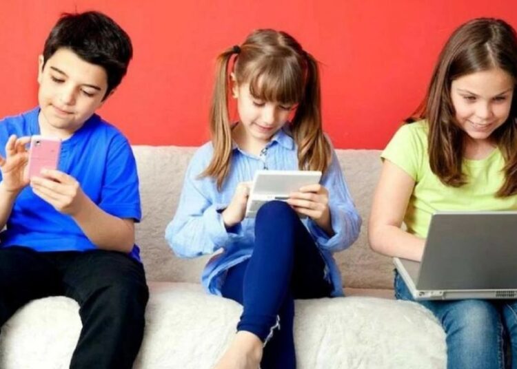 Балалардың гаджетті пайдалану уақыты қандай – Мамандар жауап берді