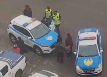 Полицейлердің «Адамдарға деген сыйластығы жоқ» видеосы желіде қызу талқыға түсті