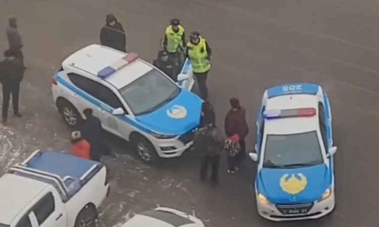 Полицейлердің «Адамдарға деген сыйластығы жоқ» видеосы желіде қызу талқыға түсті