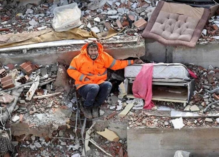 Үйінді астында қаза тапқан қызының қолын ұстап отырған әке әлемді жылатты