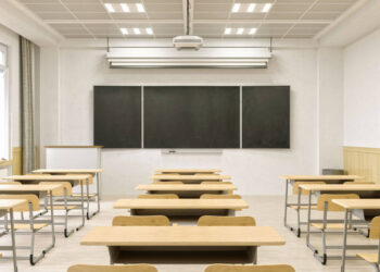 «Қыздар ұлдарға қызмет көрсетуі керек»: Мектеп директоры асханада кезекшілік ұйымдастырған