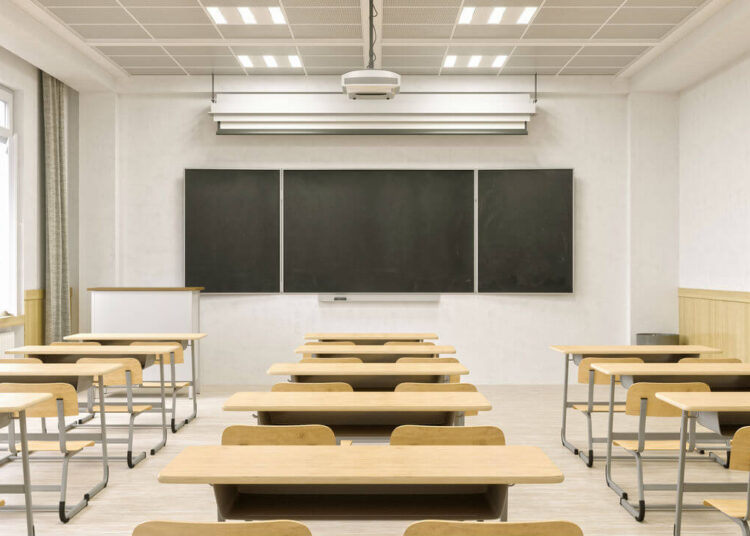 «Қыздар ұлдарға қызмет көрсетуі керек»: Мектеп директоры асханада кезекшілік ұйымдастырған