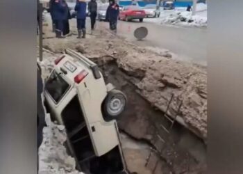 Семейде жүйткіп келе жатқан көлік шұңқырға түсіп кетті