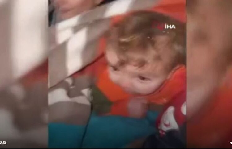 Анасы бесікті денесімен жапқан: үш тәулік үйінді астында жатқан сәби аман қалды