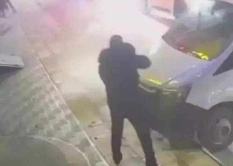 Әлем чемпионын өз есік алдында атып кеткен бейнежазба таралды