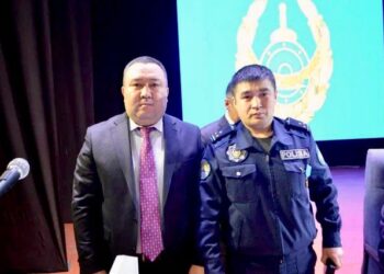 Семей қаласының әкімі учаскелік полиция инспекторына «Қалаға қосқан үлесі үшін төсбелгісін табыс етті