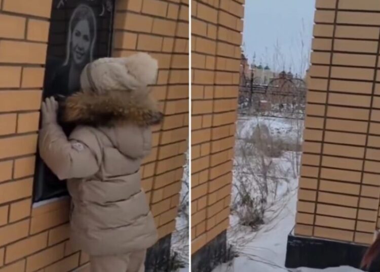 Анасының бейітін кұшақтап ән айтқан бүлдіршін жүректі елжіретеді (видео)