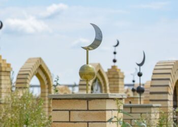 Қабірде сұраққа алынып жатқан адамды көрген жігіт