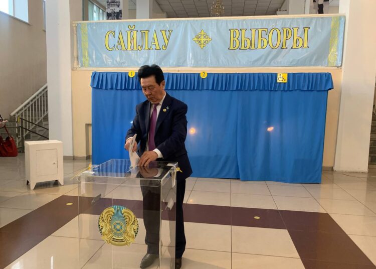 Семейде ең алғашқылардың бірі болып 63 жастағы Халықаралық “Қазақ тілі” қоғамының Президенті Орал Шәріпбаев дауыс берді