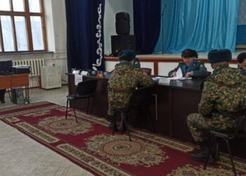 400-ге жуық Ұлттық ұлан сарбаздары алғашқылардың бірі болып дауыс берді